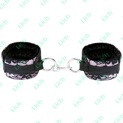 Кружевные наручники на металлическом карабине