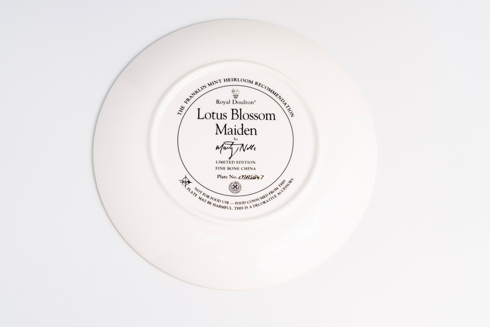Коллекционная декоративная тарелка «Дева Цветущий лотос» (Lotus Blossom Maiden) из серии Flower Maiden