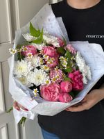 Букет сборный с кустовыми пионовидными розами,хризантемой и ромашкой