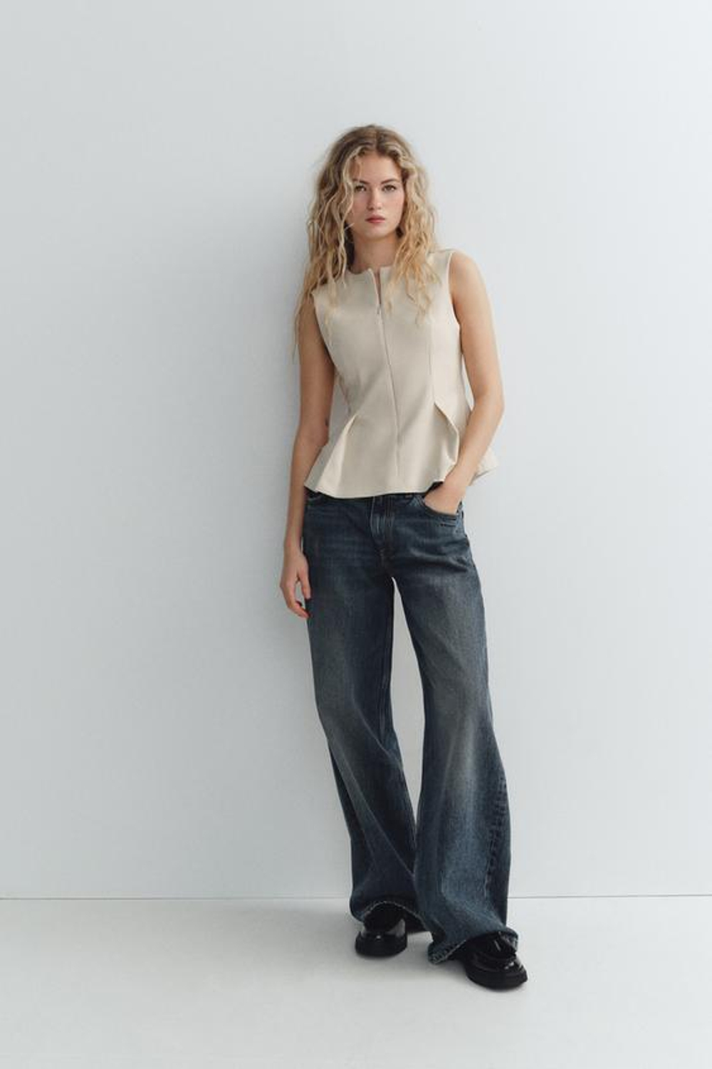 ZARA ТОП С БАСКОЙ И ЗАЩИПАМИ, СВЕТЛО-БЕЖЕВЫЙ