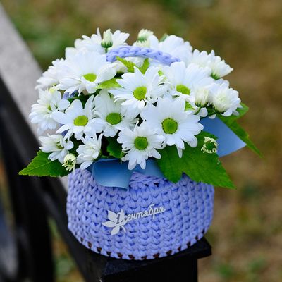 Букеты в джутовых корзинах