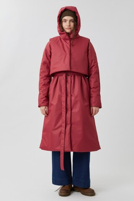 Утепленное пальто из мембраны бордового цвета с жилетом