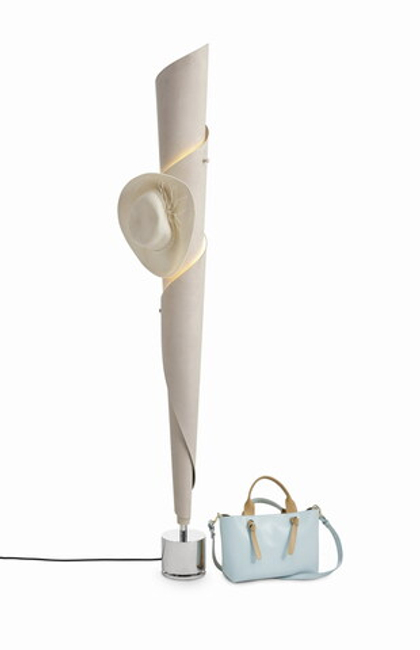 Гардероб Yomei Loop light sculpture and coat rack