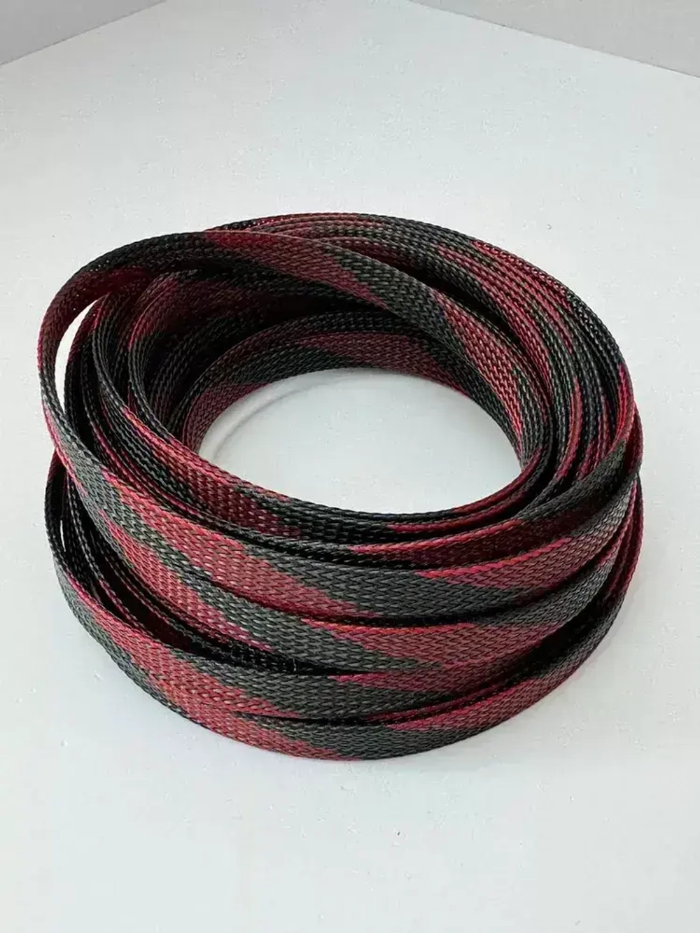 Оплетка кабельная из полиэстера змеиная кожа 10, 8-20мм, черно-красная, 10м