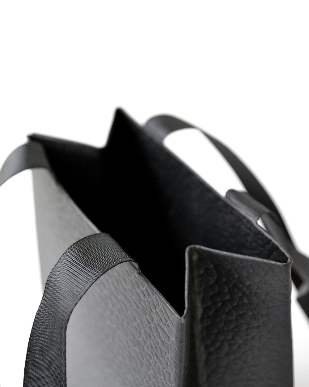 Пакет из дизайнерской бумаги с репсовыми ручками.