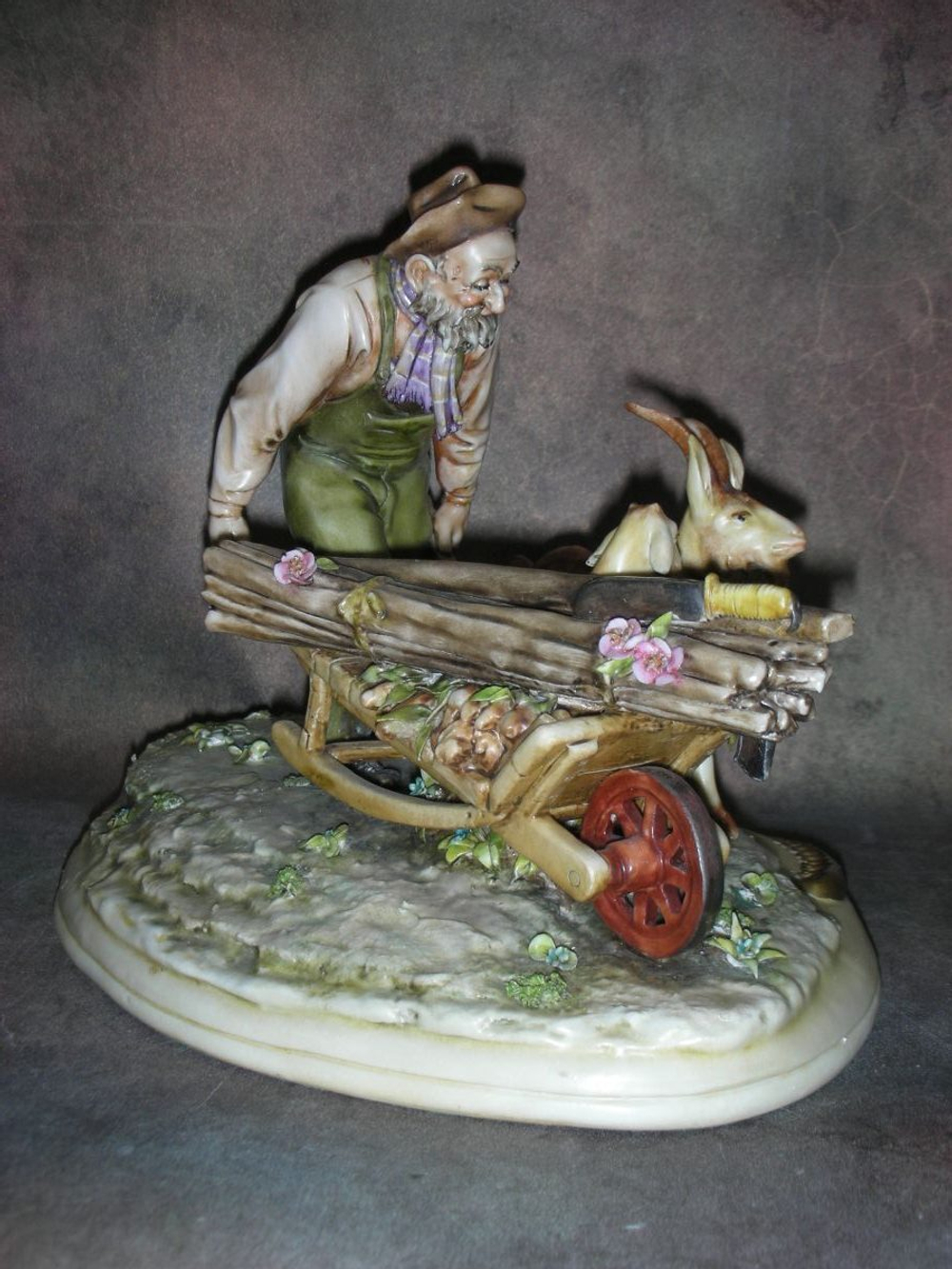 Статуэтка. Фарфор. Селянин с козами. Capodimonte. Италия