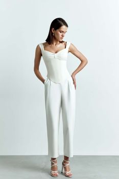 Укороченные брюки на завышенной талии