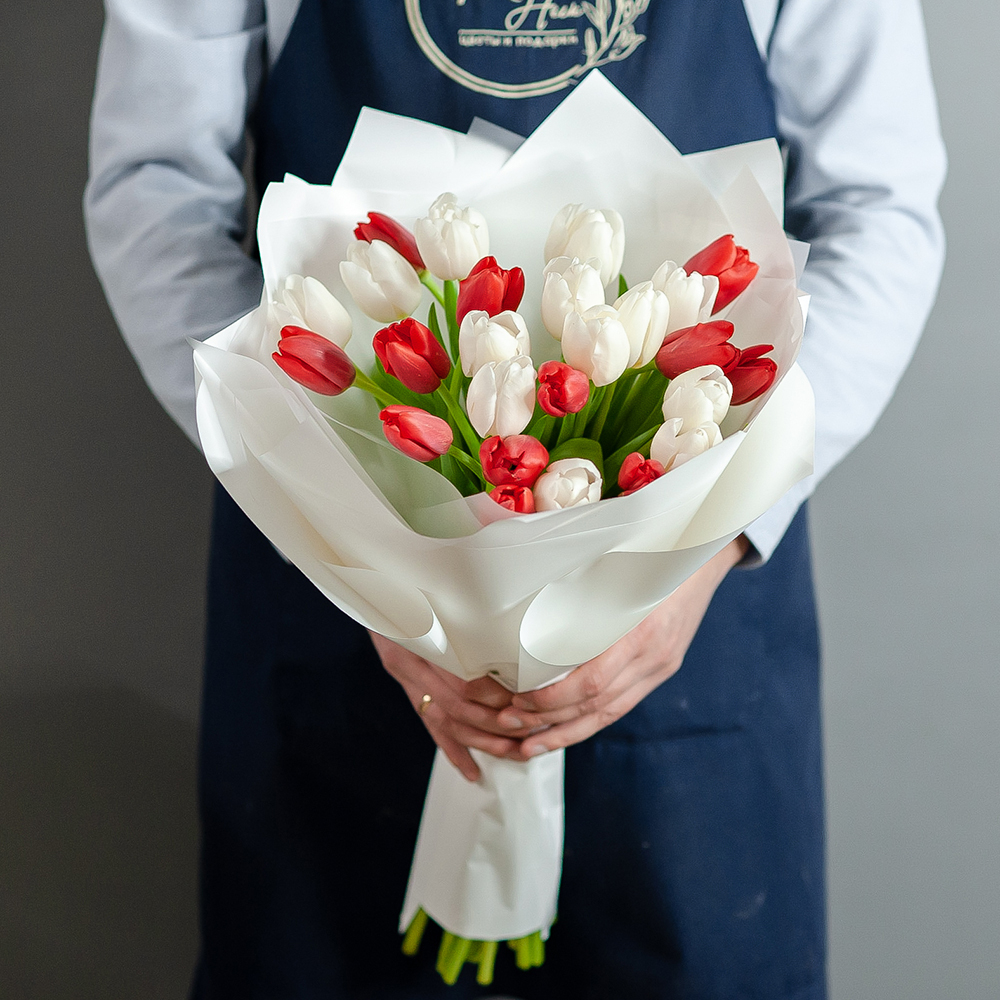 Белые и красные тюльпаны