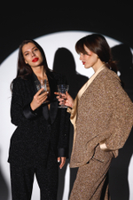 Костюм двойка из мерцающего трикотажа в бежевом оттенке