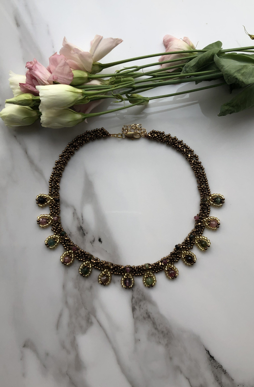 Колье "Черепица" ручной работы из бисера и камня Турмалин