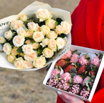 Букет из кустовых пионовидных роз «Ваниль» 7 шт и клубника в шоколаде