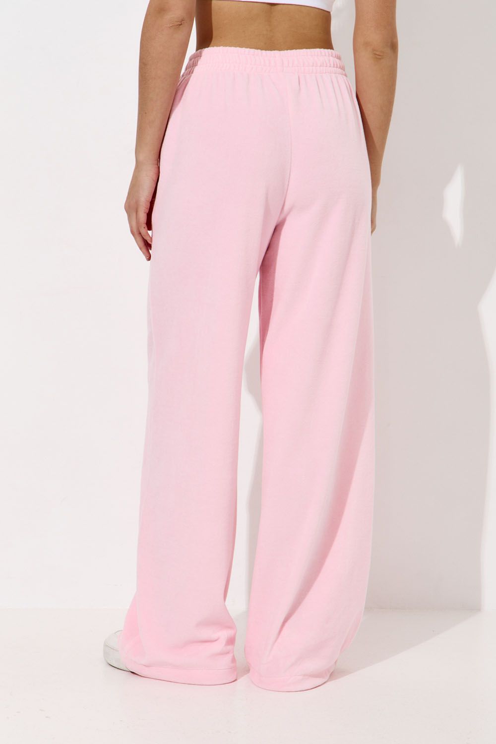 Широкие брюки на резинке из велюровой ткани розового цвета