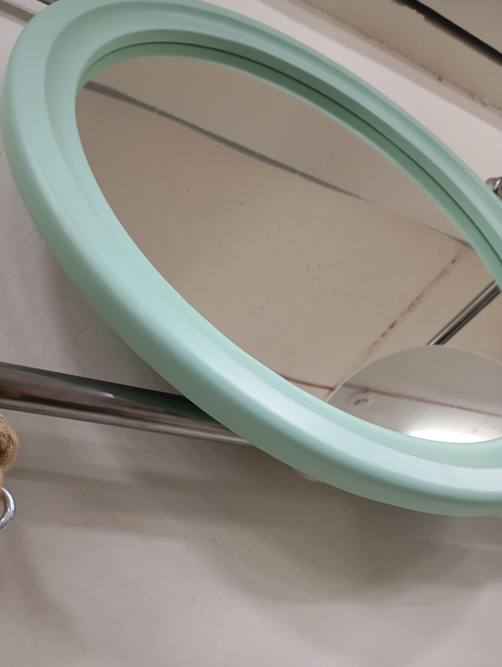 Зеркало круглое в деревянной раме