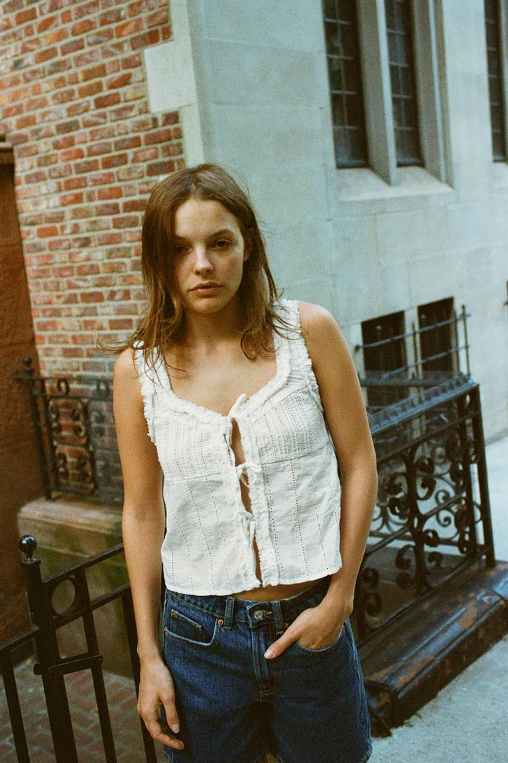 ZARA ВЫШИТЫЙ ТОП С ЗАВЯЗКАМИ, ЖЕЛТОВАТО-БЕЛЫЙ