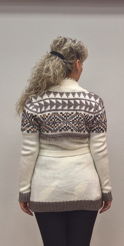 Жакет-кофта оригинальной расцветки, на пуговицах