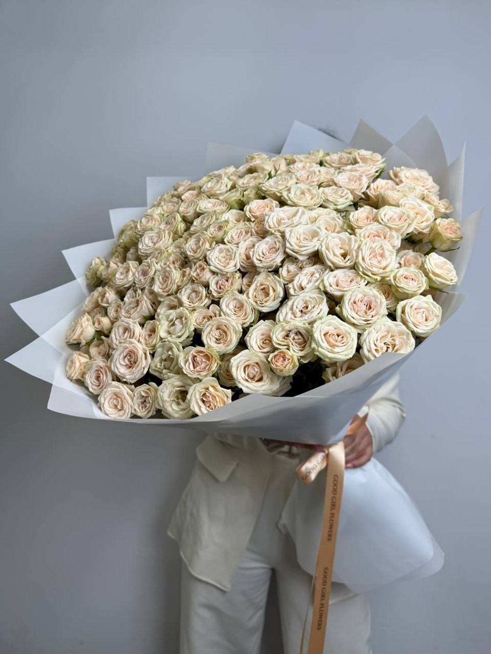 Чудесный букет с кустовой розой