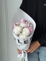 Кулек из хризантемы, маттиолы и диантусов