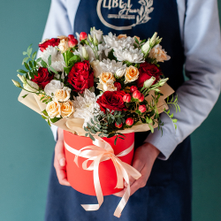 Сборный букет с хризантемами и розами в шляпной коробке