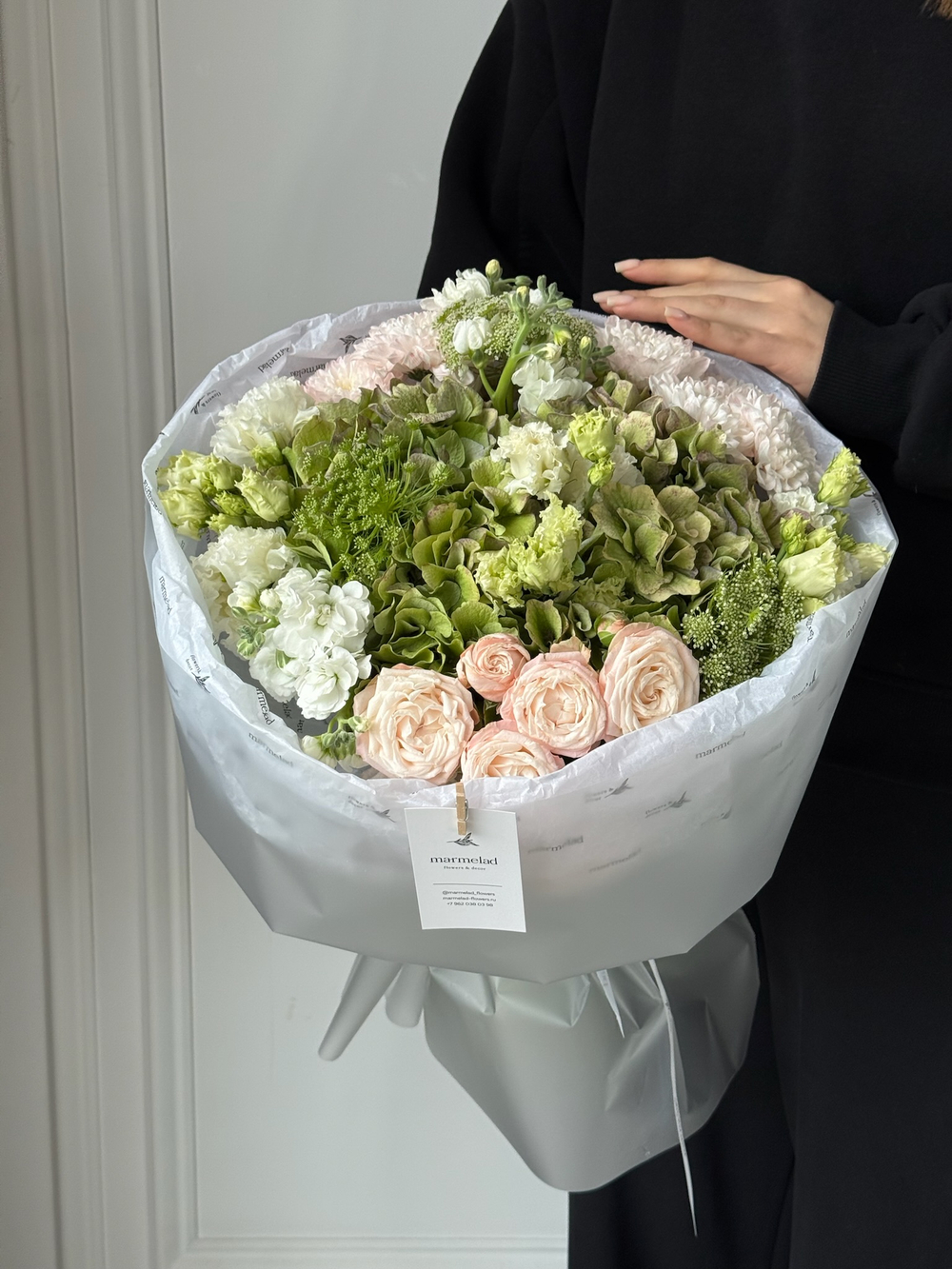 Букет из кустовых пионовивидных роз, гортензии, амми, лизиантуса и хризантемы