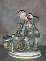 Статуэтка. Фарфор. Старьёвщик. Capodimonte. Италия
