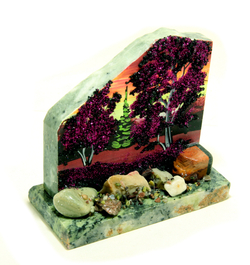 Скол камня (змеевик) с рисунком и минералами " Рубиновый закат" 120-55-100 мм вес 500 гр.
