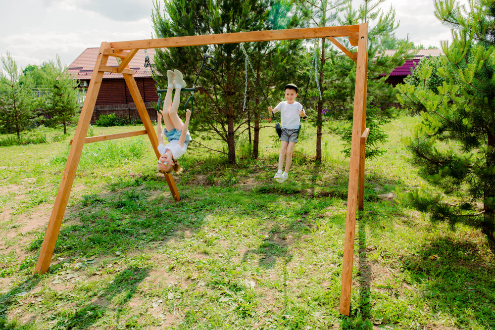 Деревянные качели с трапецией и гибкими качелями