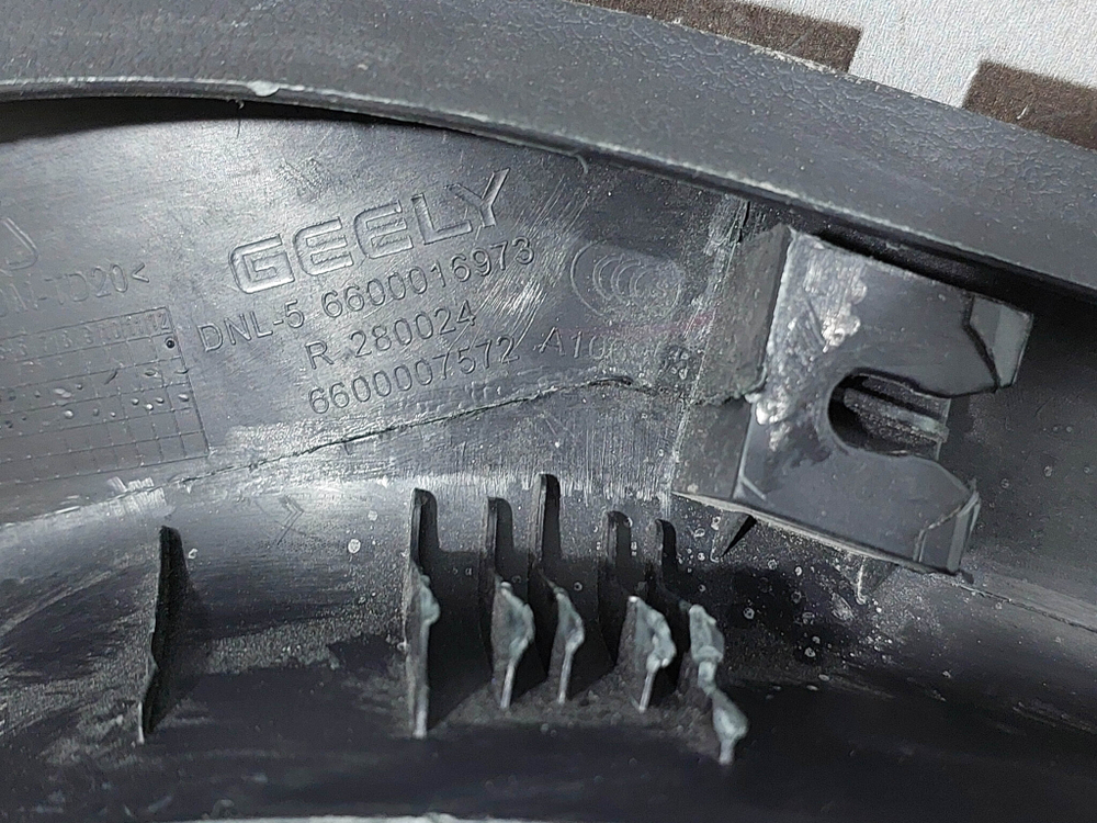 Обшивка крышки багажника правая Geely Tugella 19-нв Б/У Оригинал 6053011000