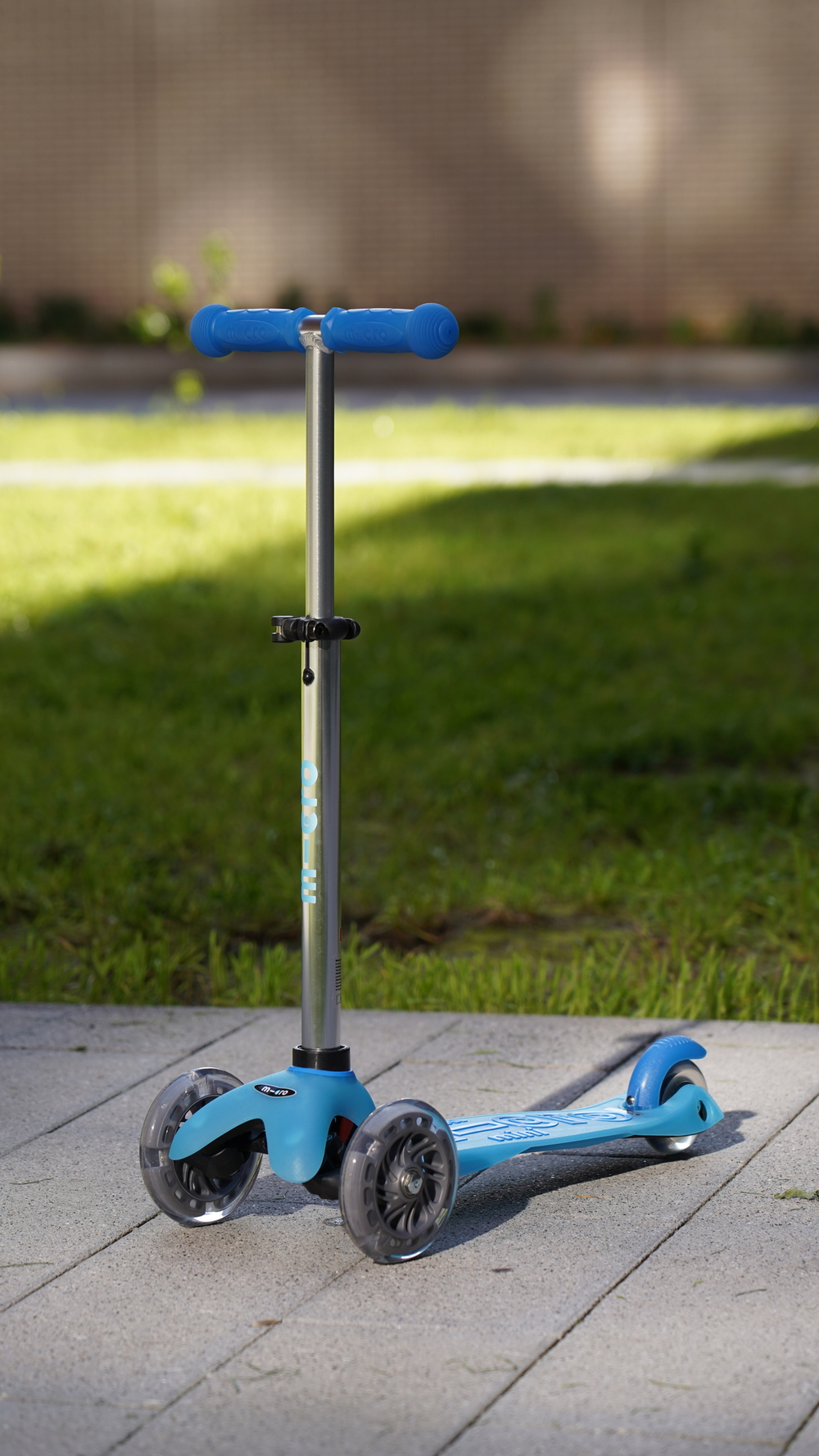 Самокат Mini Micro Deluxe Glow Plus (светящийся) LED арктический синий