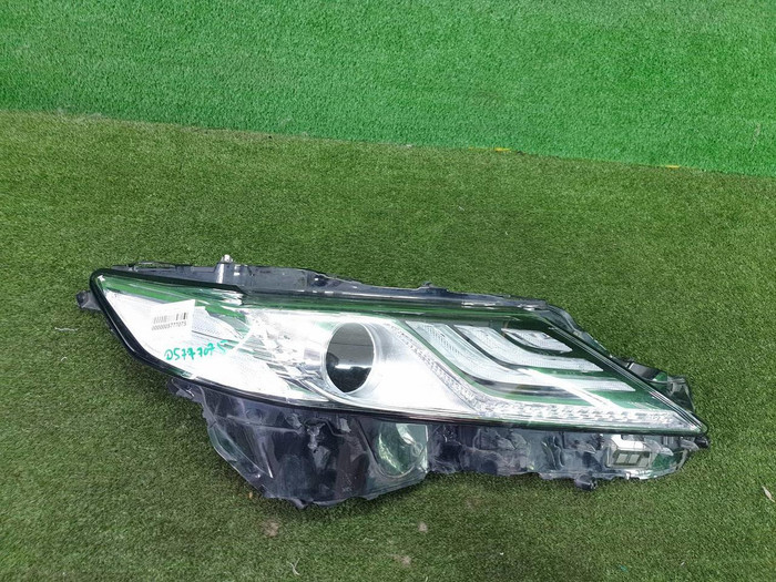 Стекло фары правое Toyota Camry xv70 (2020-н.в.)