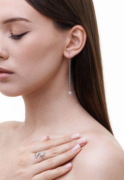 Моносерьга-продёвка из серебра со вставкой из выращенного сапфира