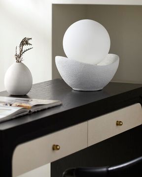 Белая настольная лампа “Мейперл”