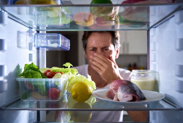 Что делать, если из холодильника доносится неприятный запах?