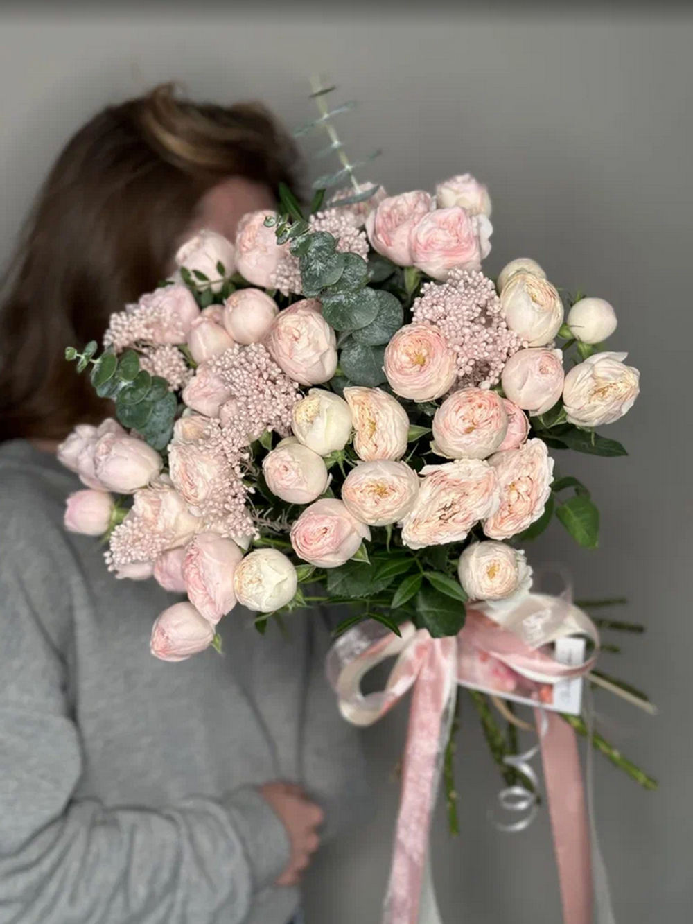 Букет пионовидные розы с озотамнусом