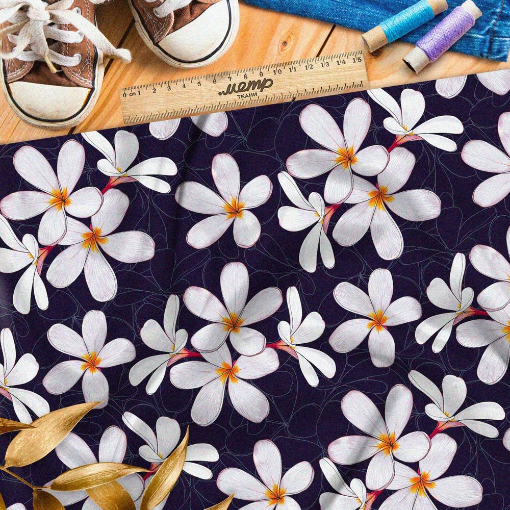 Ткань флис крупные белые цветы на фиолетовом фоне с узором