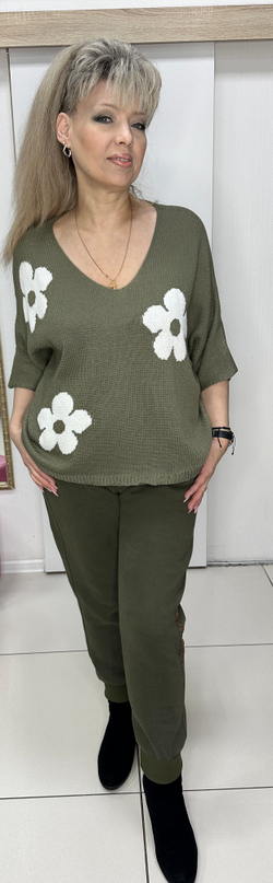 Трикотажный джемпер с белыми ромашками