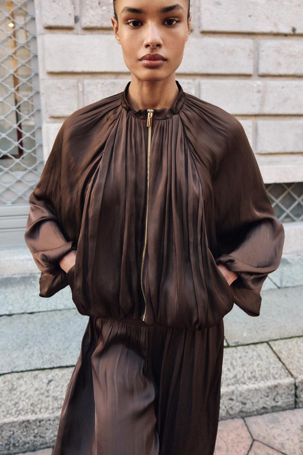 ZARA САТИНОВЫЙ БОМБЕР GLOBO, КОРИЧНЕВЫЙ