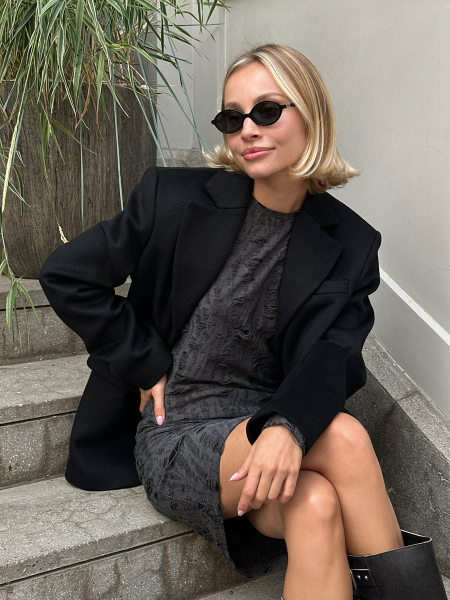 Платье из рваного трикотажа мини графит