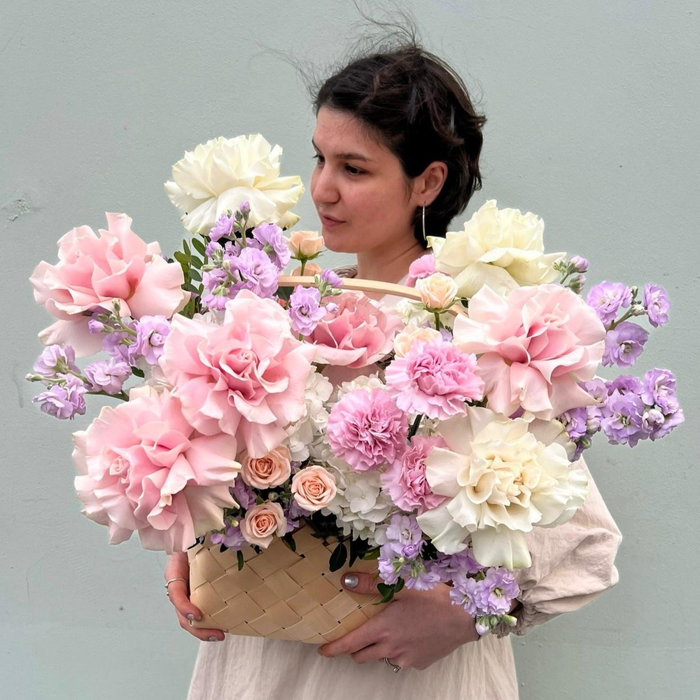 Объемная корзина с французскими розами «Французская сказка»