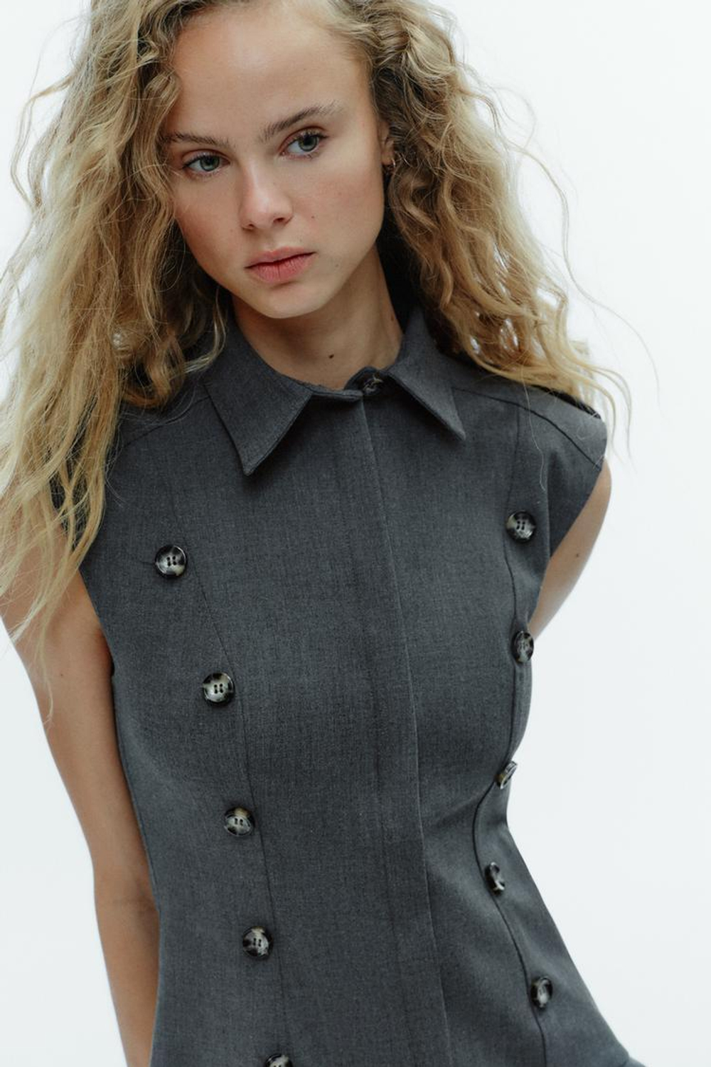 ZARA КОРОТКОЕ ПЛАТЬЕ С ПОДПЛЕЧНИКАМИ И ВОЛАНАМИ, ТЕМНО-СЕРЫЙ