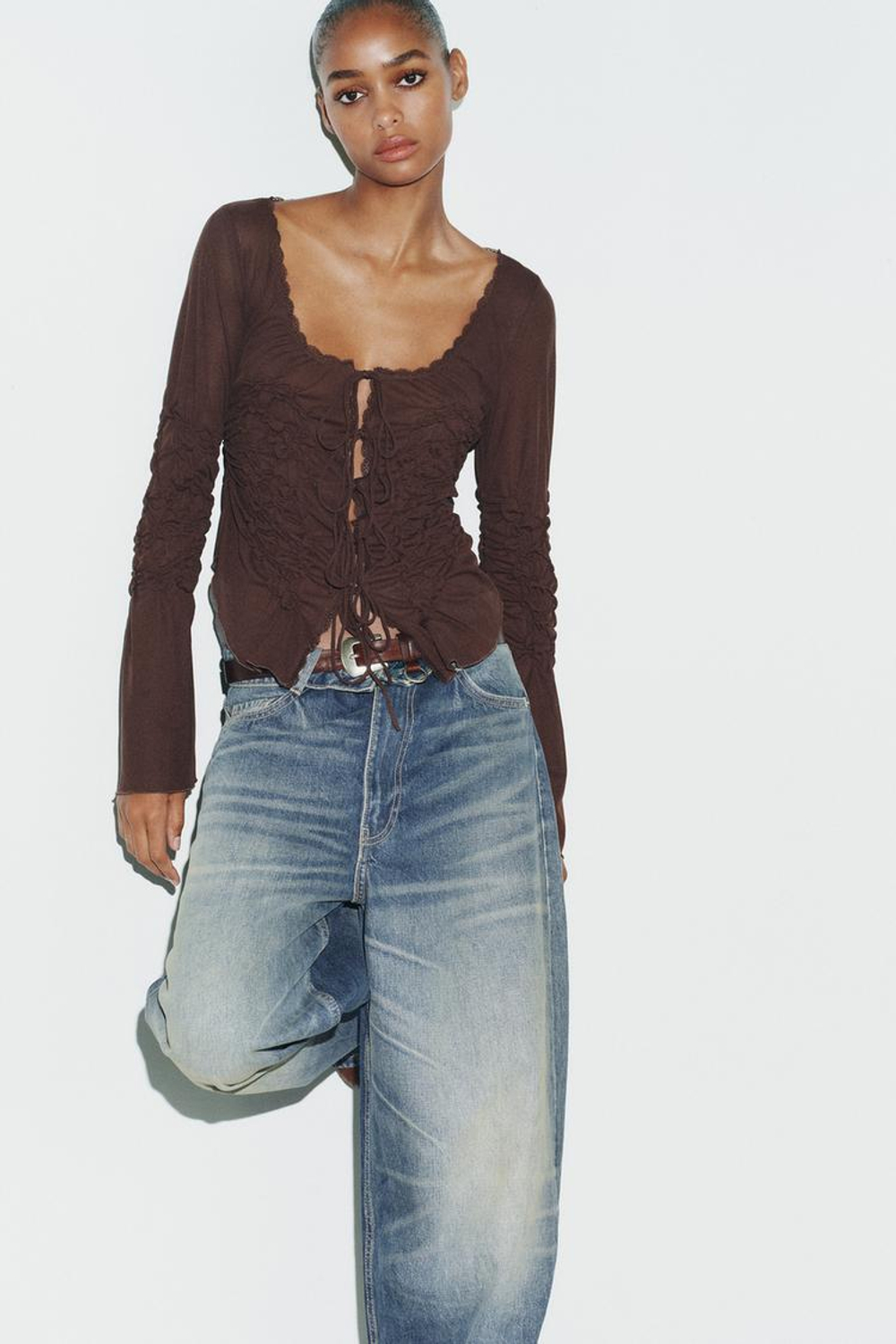 ZARA ТОП С ЗАВЯЗКАМИ И ЭЛАСТИЧНЫМИ СБОРКАМИ, КОРИЧНЕВЫЙ