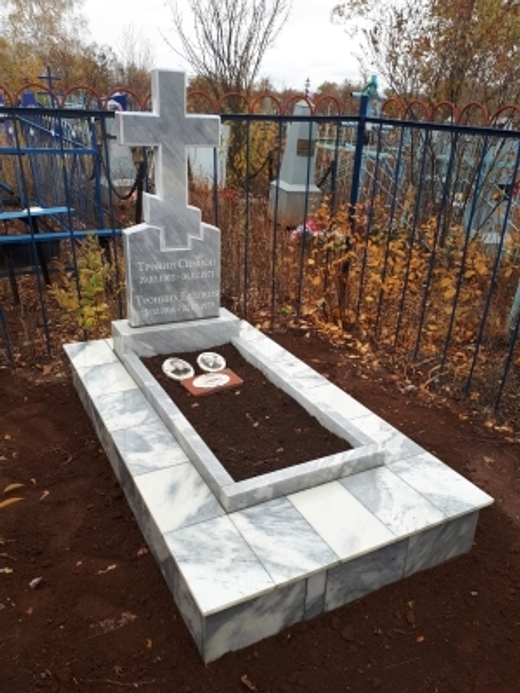 Мраморный памятник -фигура Крест на постаменте из мрамора