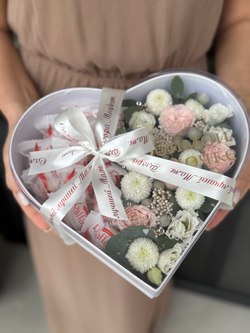 Трепетная композиция из сезонных цветов нежных оттенков и конфет Raffaello от Флора Маркет, размер S