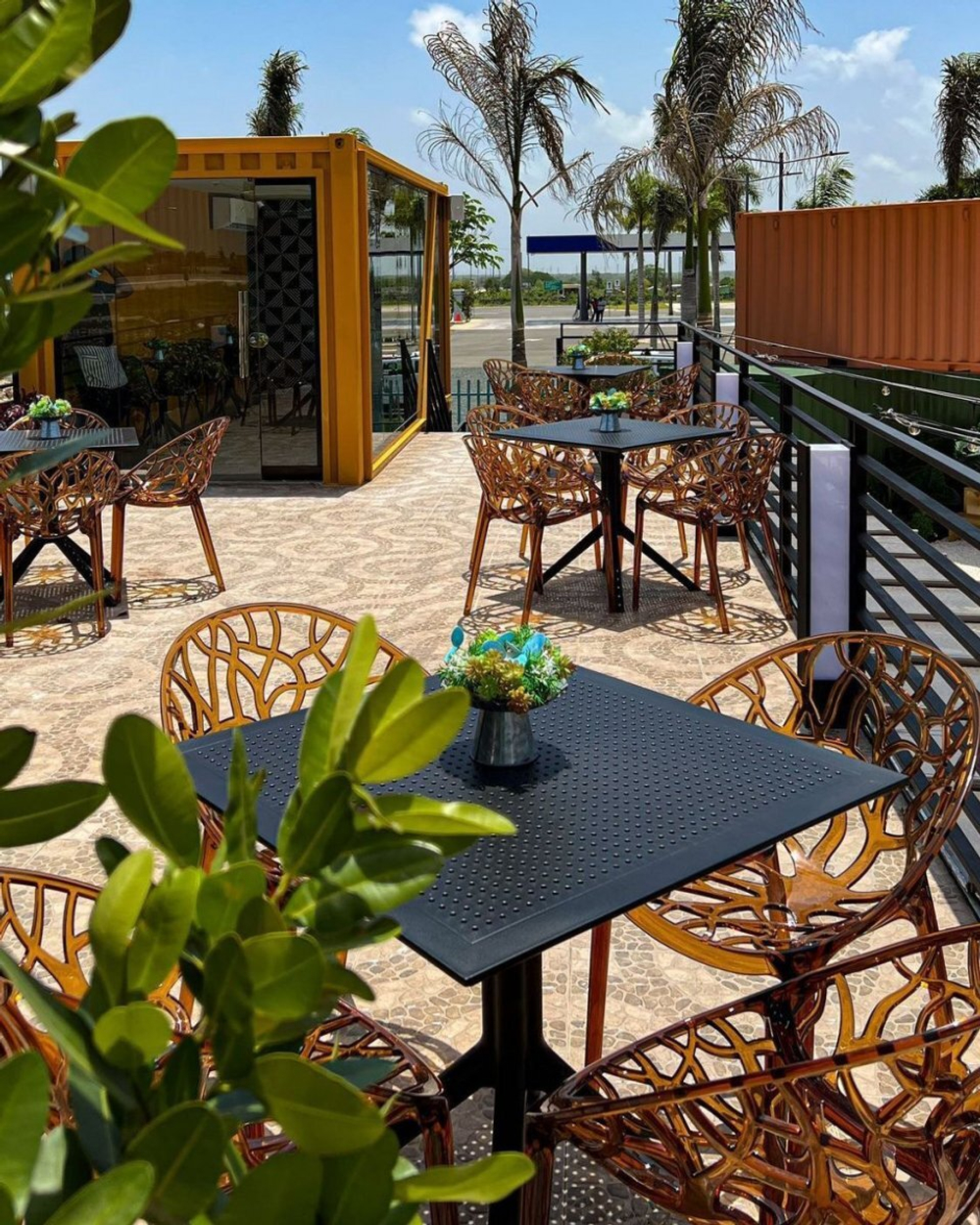 Стол пластиковый Siesta Contract Sky Table 80, черный