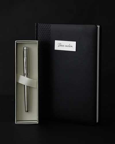 Подарочный набор с гравировкой: Ежедневник (цвет на выбор) и ручка роллер Parker IM Stainless Steel CT