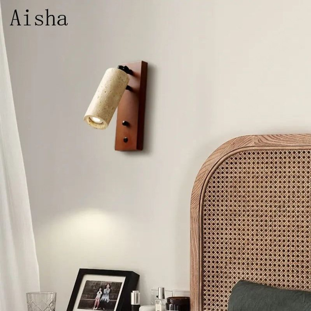 Элегантное настенное бра с вытянутым хрустальным плафоном и металлическим корпусом в тёплом золотом оттенке.