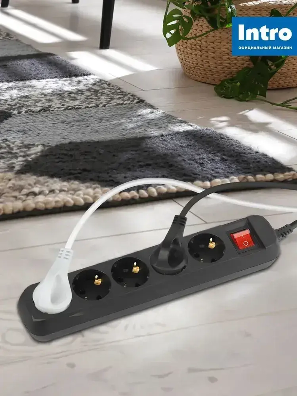 Удлинитель электрический Intro UES515-B с заземлением с выключателем 5 розеток 1,5 м ПВС 3х0,75мм2 10А черный
