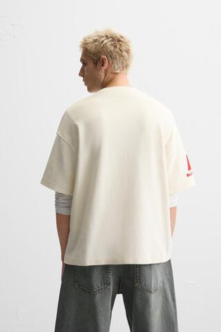 ZARA ТОЛСТОВКА ИЗ РЕЛЬЕФНОЙ ТКАНИ С НАДПИСЬЮ, ЭКРЮ