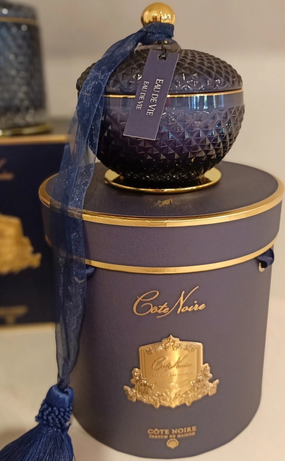 Свеча ароматическая Navy Round Art Deco Свеча Cote Noire Синий / Золотой