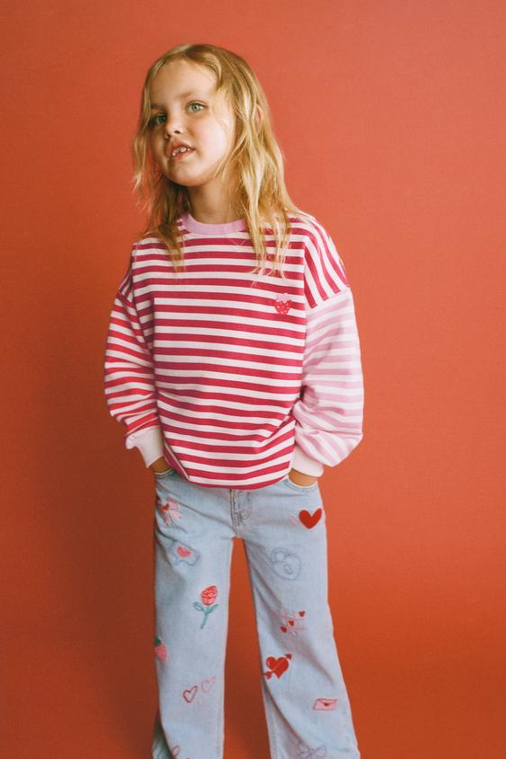 ZARA ТОЛСТОВКА В ПОЛОСКУ С ВЫШИВКОЙ «КЛУБНИКА», РАЗНОЦВЕТНЫЙ