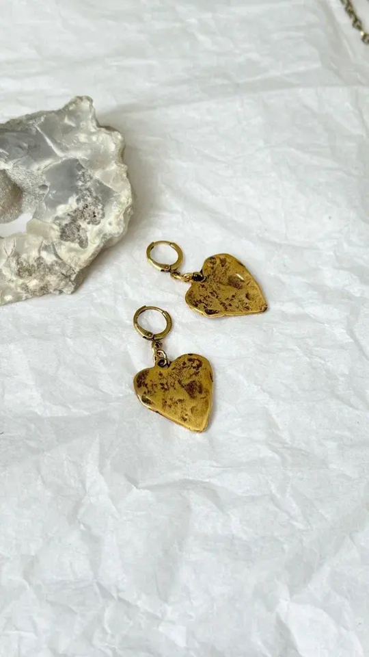 Серьги сердца с эффектом мятого металла, замок левербек, оттенок золото антик